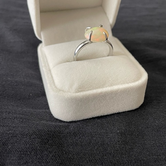 Opal ring set in .925 silver. Ring is adjustable. - Picture 3 of 8